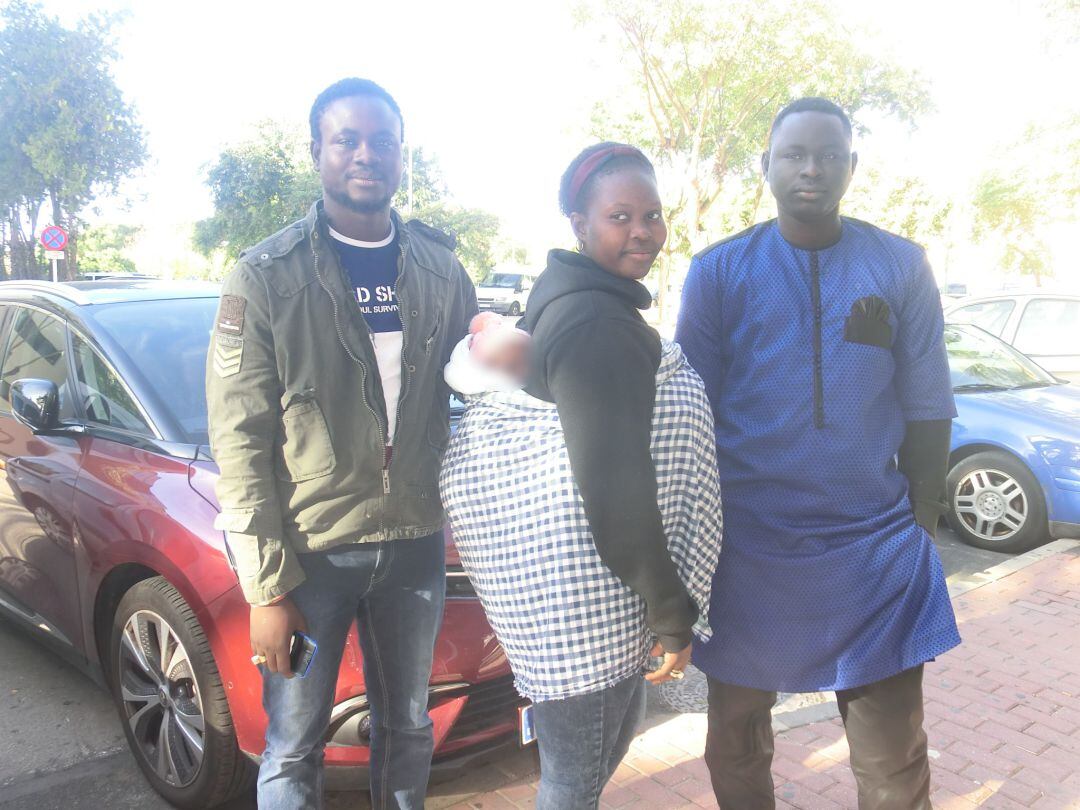 Gorgui (primero a la izquierda), su novia y su hermano.