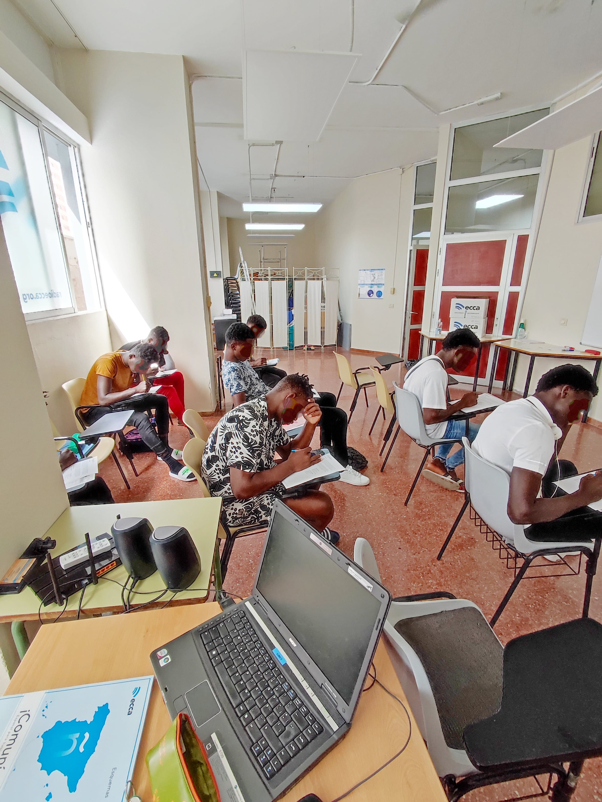 Imagen del aula de Ecca Social con menores migrantes