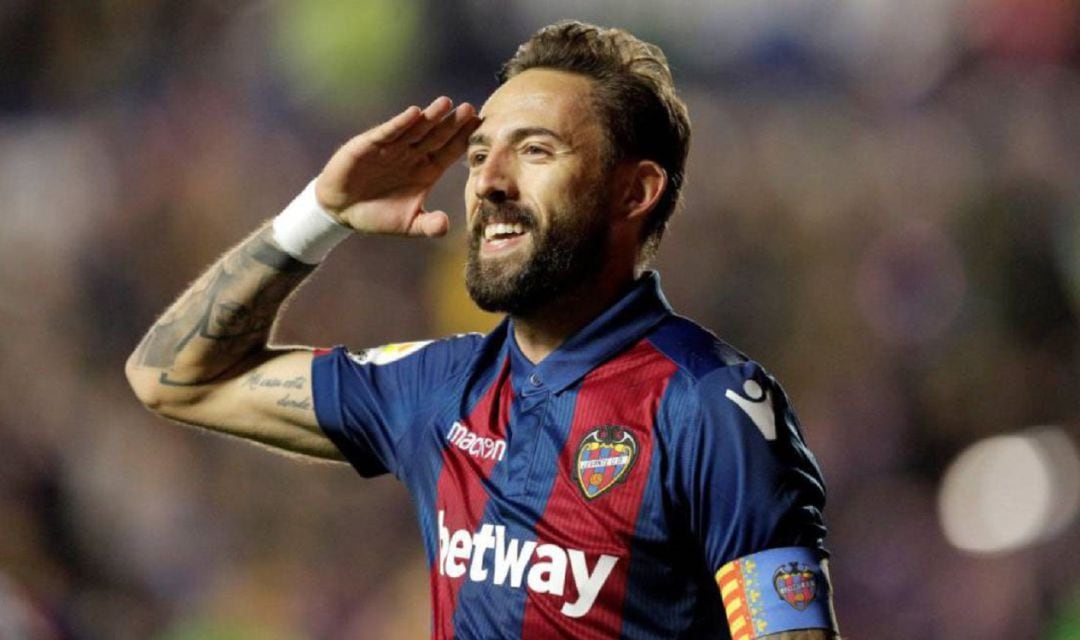 José Luis Morales, celebra el tercer gol del equipo levantinista frente al Betis en el estadio Ciutat de València. 