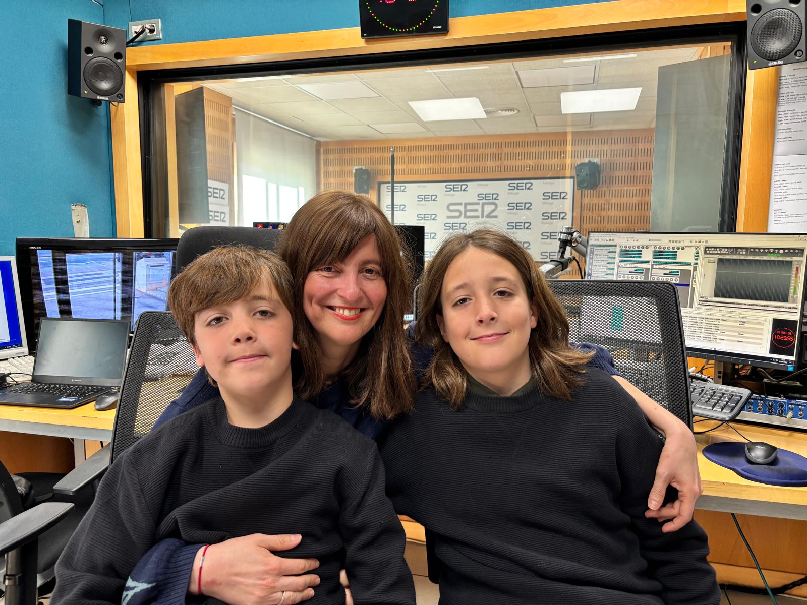 inma Molina, creadora de la iniciativa Cáncer y Punto, con sus hijos en SER Málaga