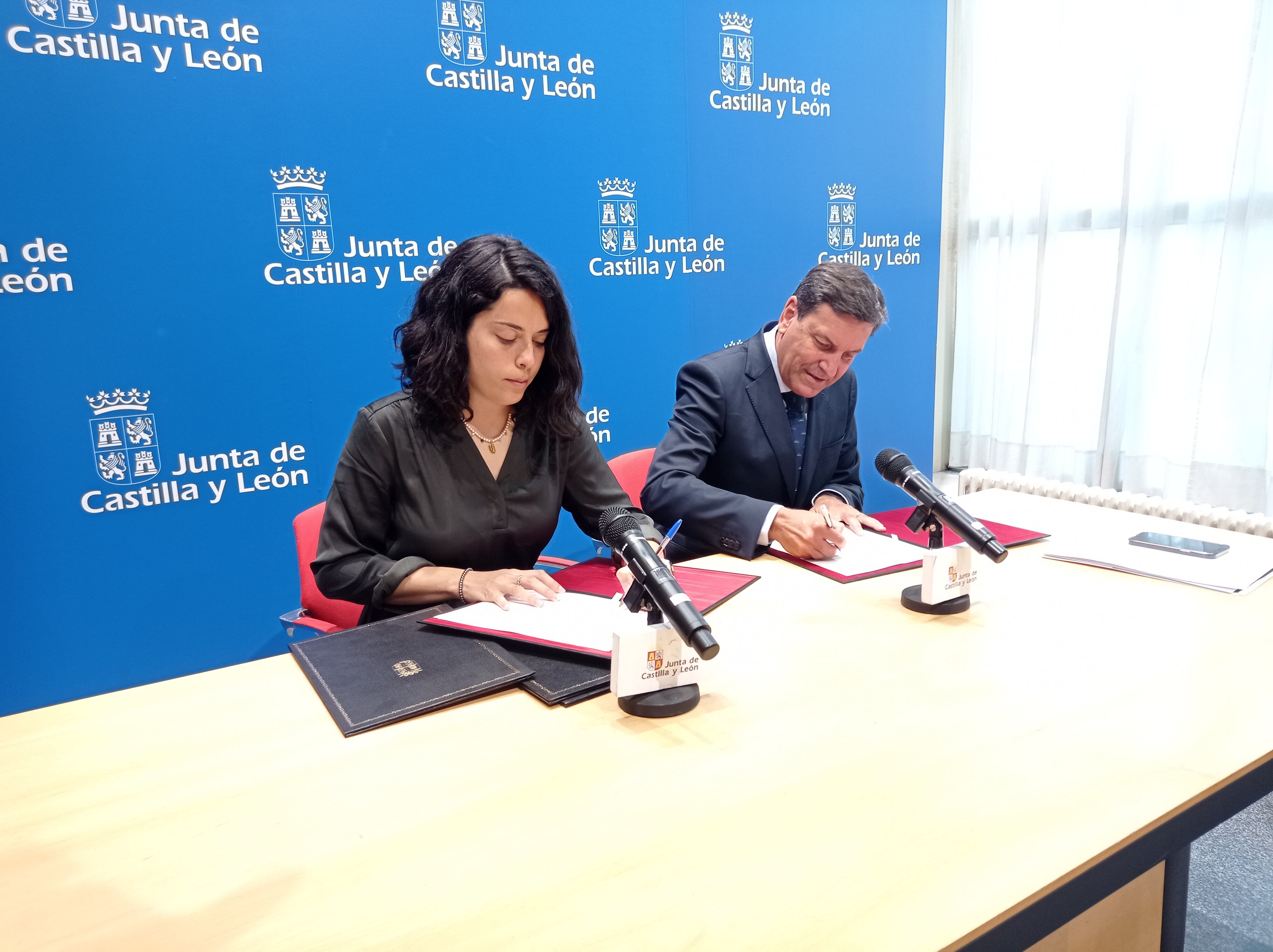 Patricia Pérez, alcaldesa de Magaz y Carlos Fernández Carriedo durante la firma de cesión