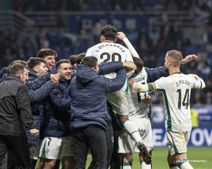 El Huesca celebra el triunfo en Oviedo