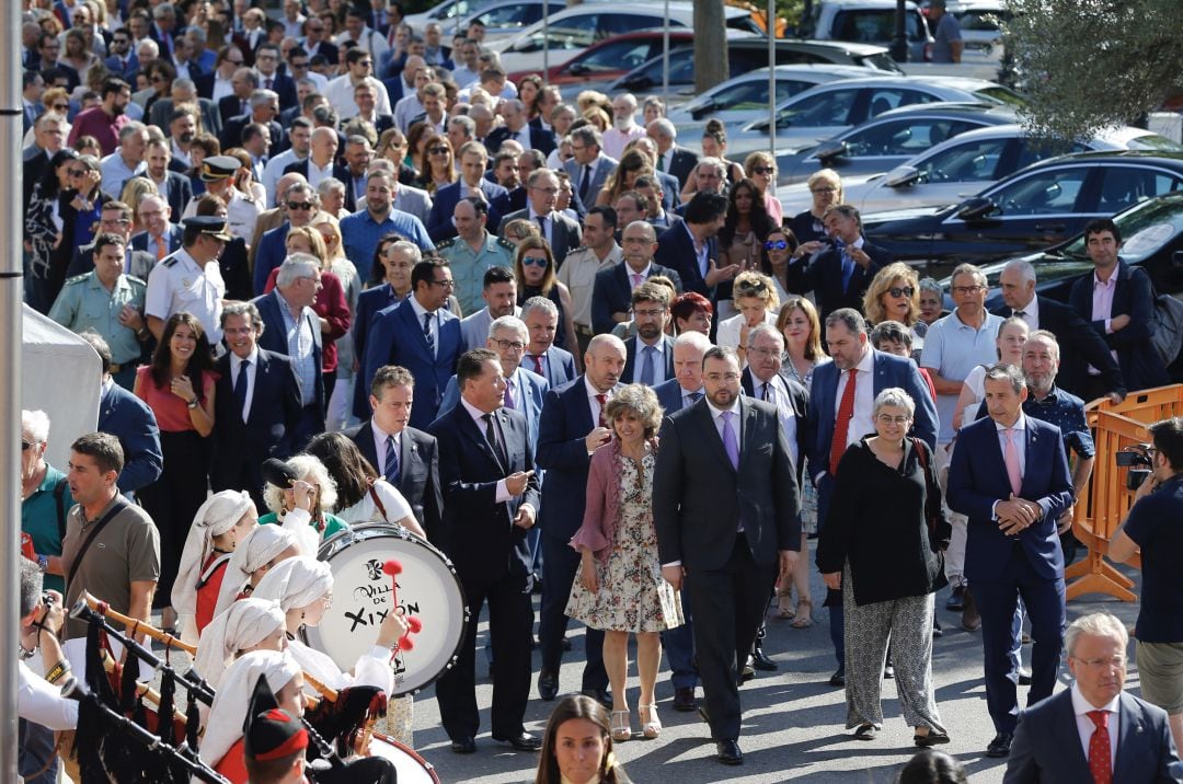 Representantes regionales y locales acompañan a María Luisa Carcedo a su llegada al recinto ferial gijonés. 