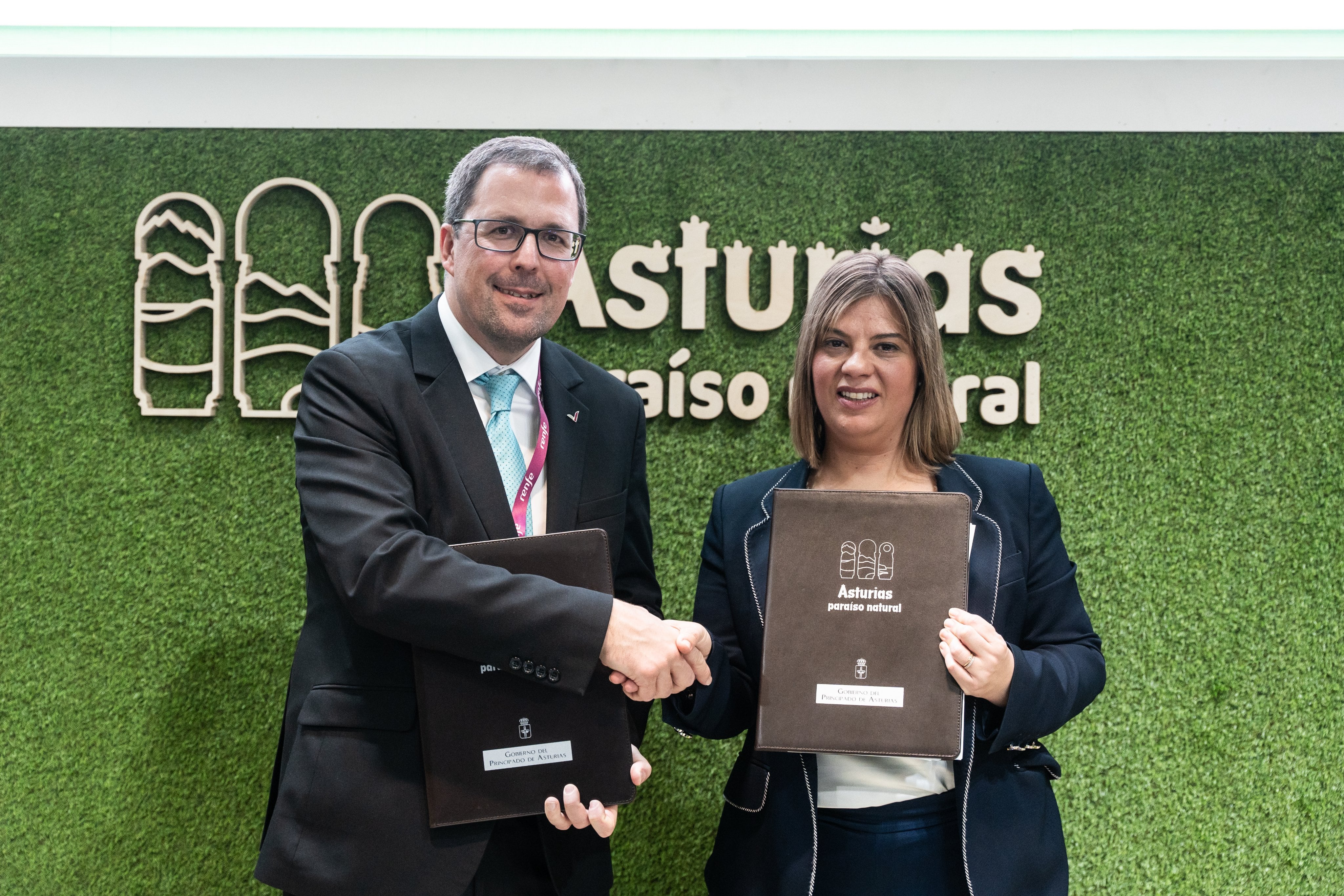 El presidente de Renfe Raúl Blanco y la vicepresidenta del Gobierno asturiano durante la rúbrica del acuerdo.