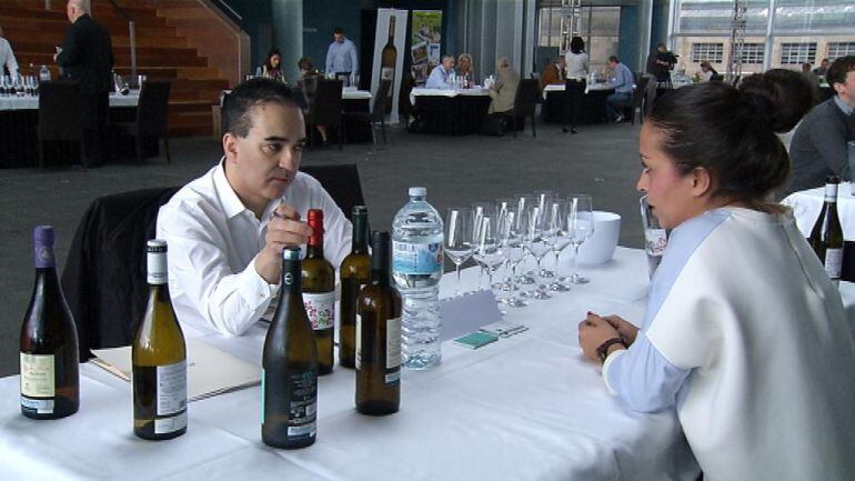 Un importador de vino charla con la representante de una bodega de la D.O Rías Baixas en el marco de una catas organizadas por el consejo regulador, la Zona Franca  de Vigo y la Cámara de Comercio con el fin de ayudar a incrementar las exportaciones de los caldos gallegos.  