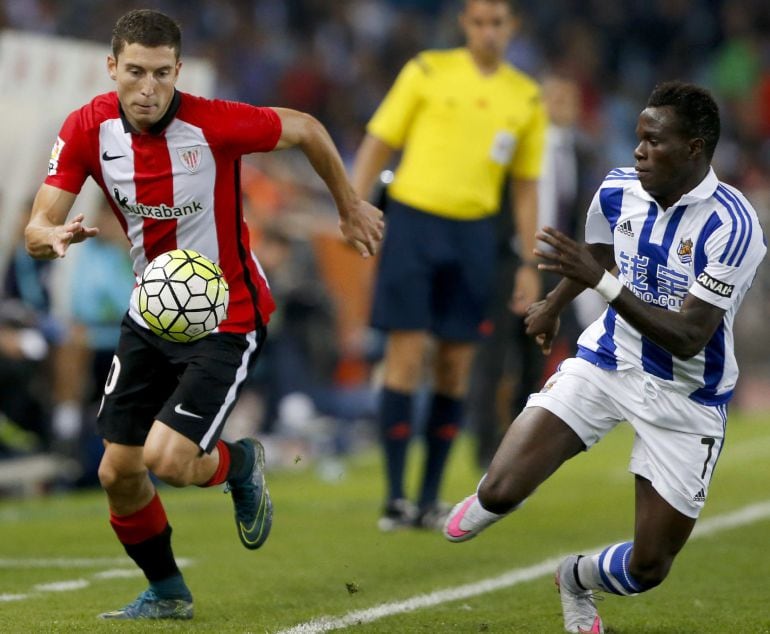 GRA411. SAN SEBASTIÁN, 27/09/2015.- El lateral del Athletic Club De Marcos (i) pelea un balón con el portugués Bruma, de la Real Sociedad, durante el partido de Liga en Primera División disputado esta noche en el estadio de Anoeta, en San Sebastián. EFE/Juan Herrero