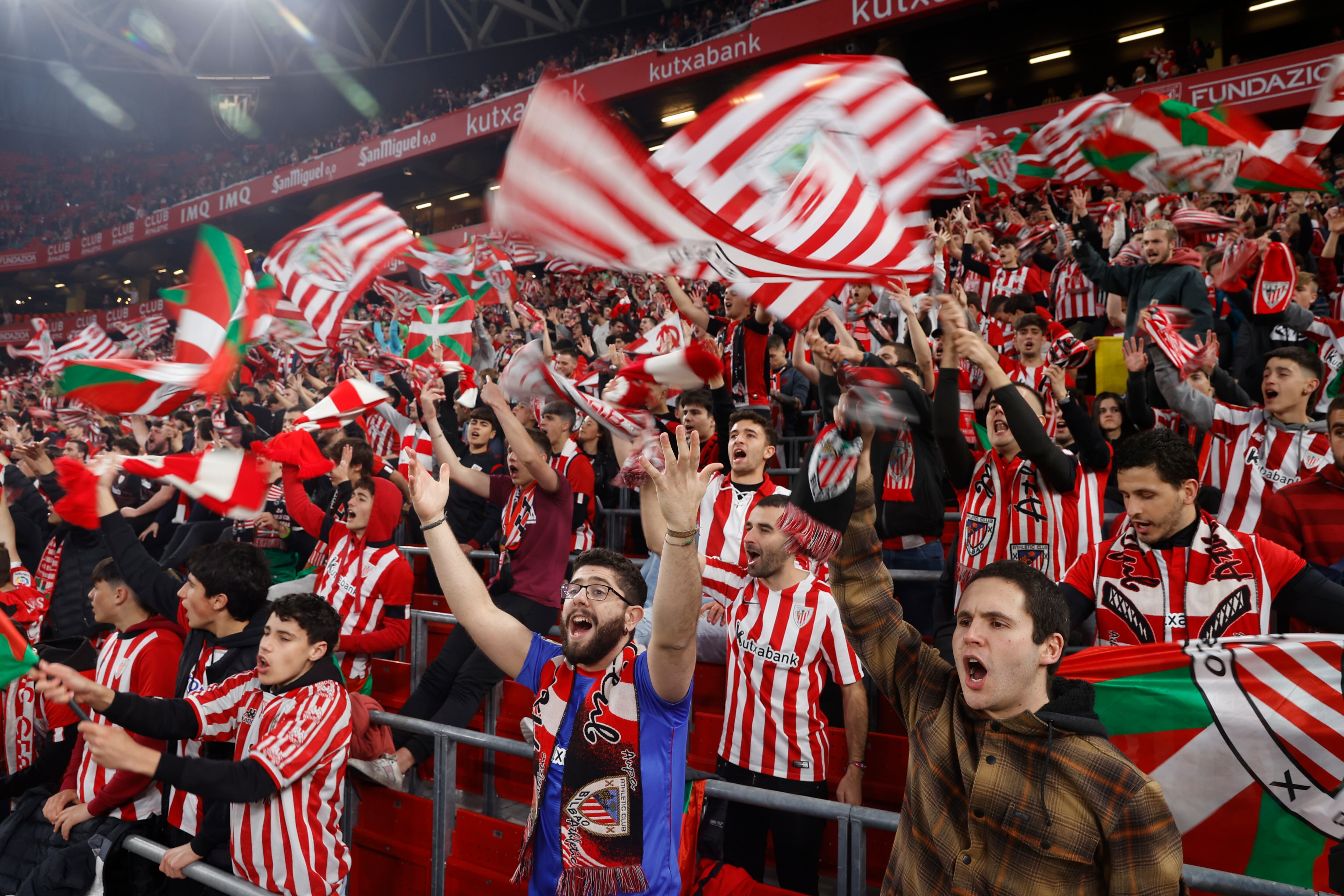 La afición del Athletic Club anima al equipo antes del partido de vuelta de semifinales de la Copa del Rey