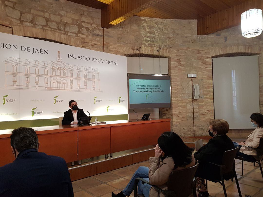 Momento de la presentación por parte del presidente de la Diputación Provincial de Jaén, Francisco Reyes