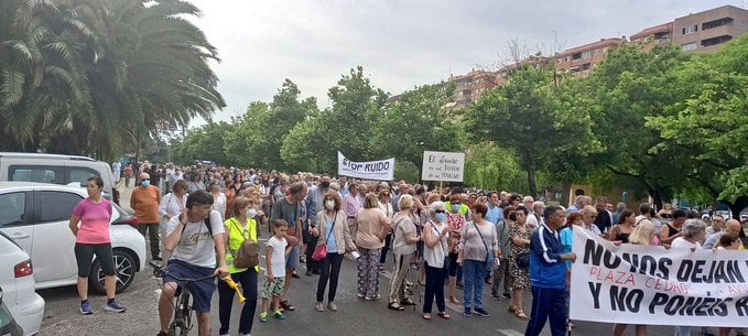 Manifestación de los vecinos de Ciutat Jardí y plaza Honduras para reclamar la declaración de Zona Acústicamente Saturada