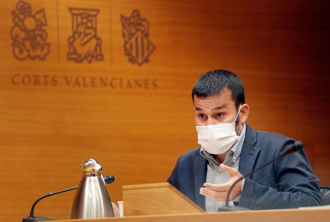 El conseller de Educación, Vicent Marzà, durante su comparecencia en Les Corts para hablar del inicio del curso y de las medidas contra la covid-19, donde ha asegurado que los casos positivos detectados hasta ahora se han producido "en su práctica totalidad" fuera de los colegios.