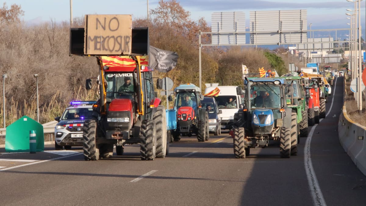 Desenes de pagesos passen la nit als accessos al port de Tarragona