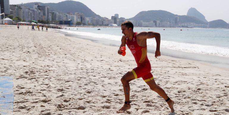 Fernando Alarza saliendo del sector acuático en la playa de Copacabana