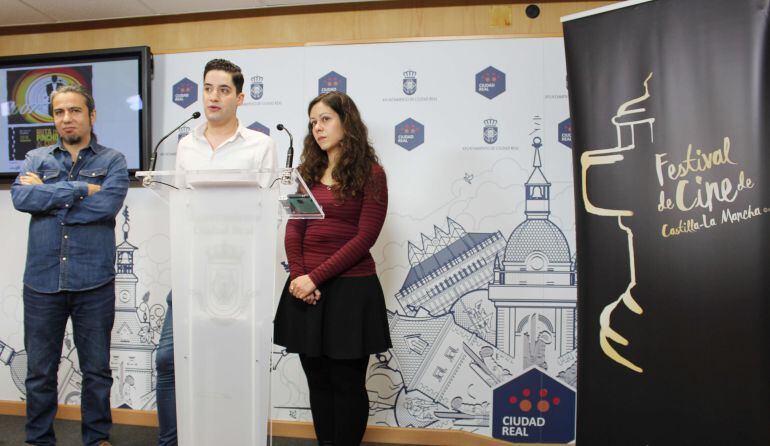 Jose Luis Herrera, concejal de Cultura junto a los directores del Festival de Cine de Castilla La Mancha Alvar Vielsa y marina González.