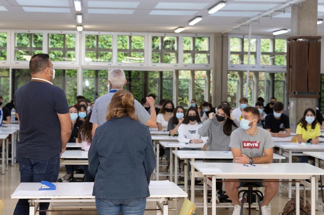 Aula llena de alumnos para realizar la prueba EBAU