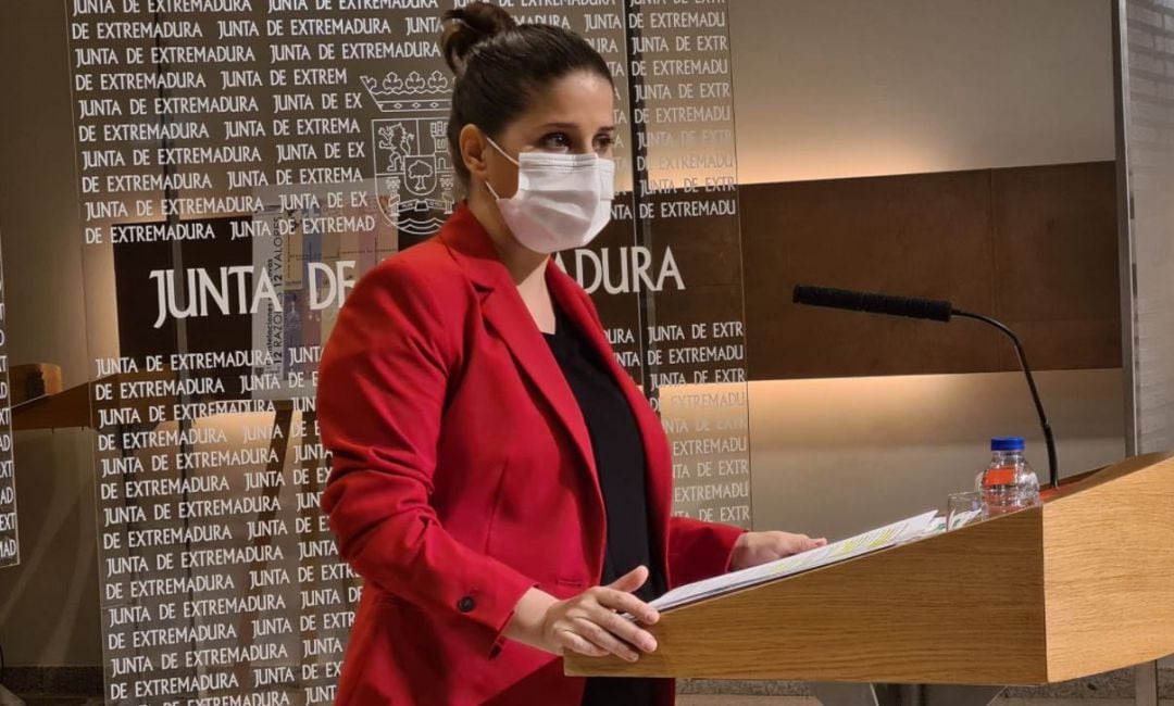 La consejera de Igualdad y portavoz de la Junta de Extremadura, Isabel Gil Rosiña, en rueda de prensa