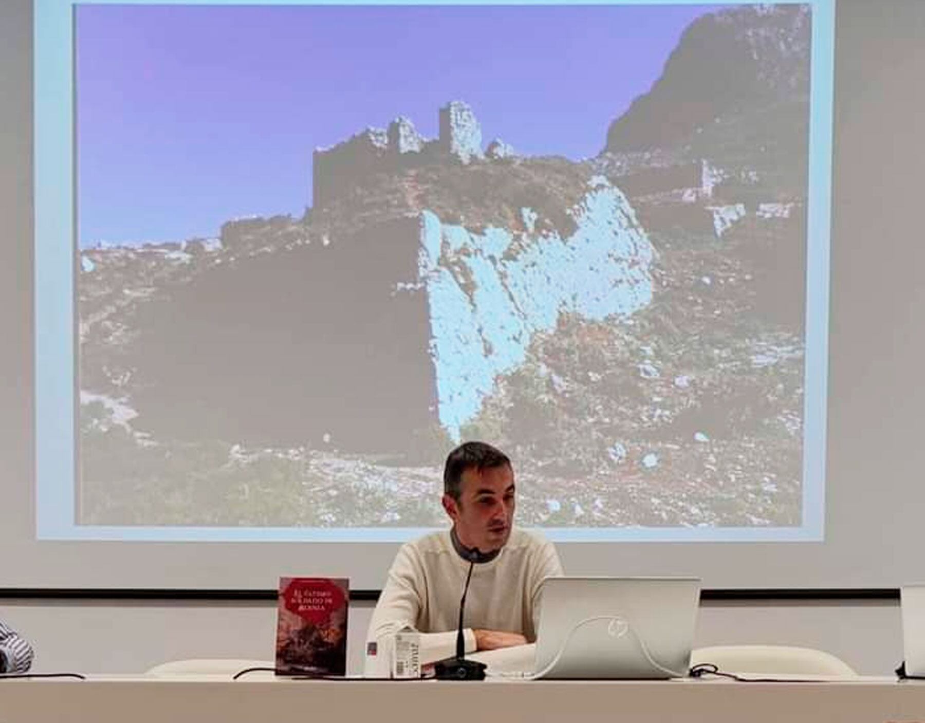 El profesor e historiador contestano Pablo Léon durante la presentación del libro en la Fundación Mutua Levante