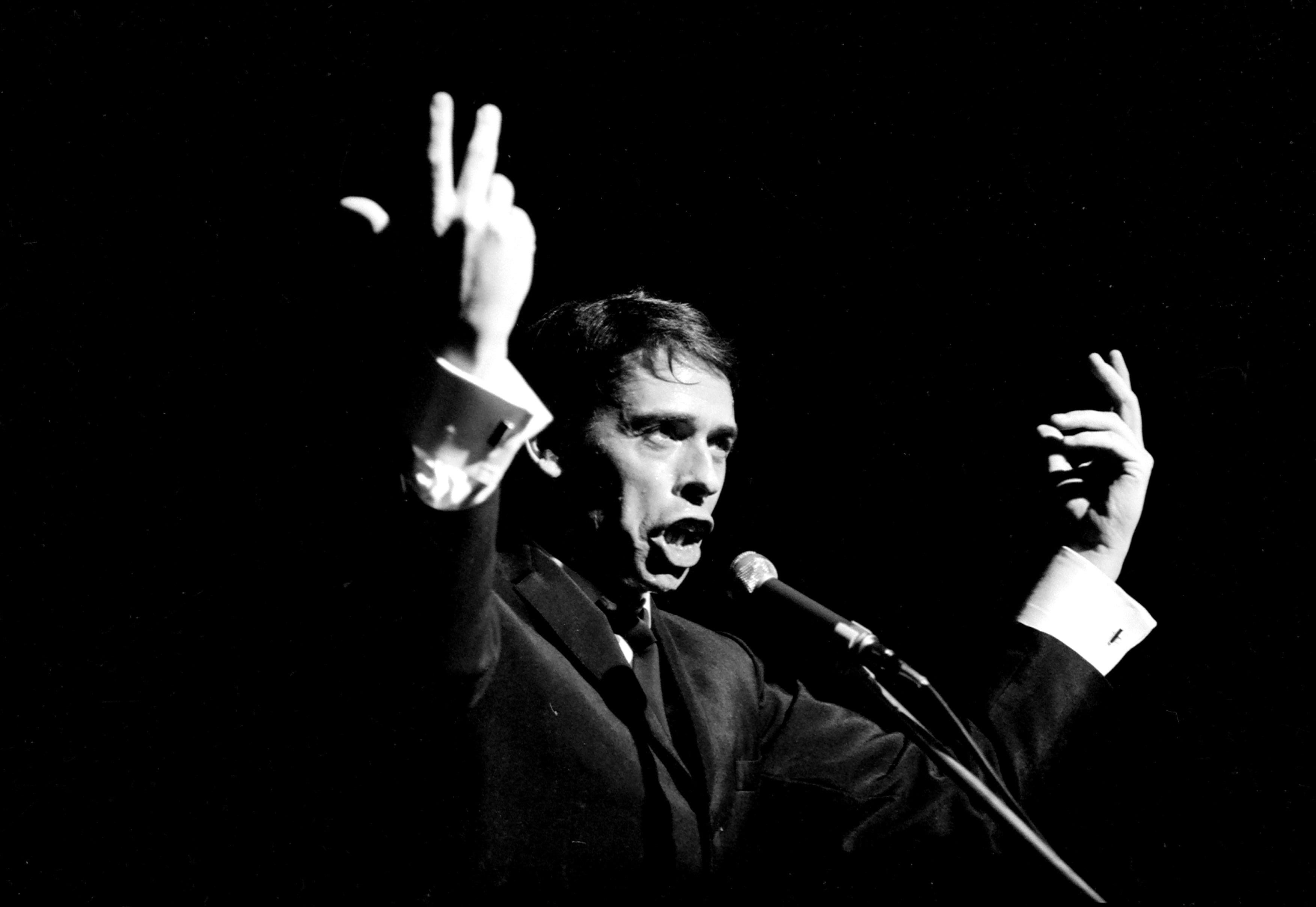 Jacques Brel (1929-1978) durante un concierto en París en 1967