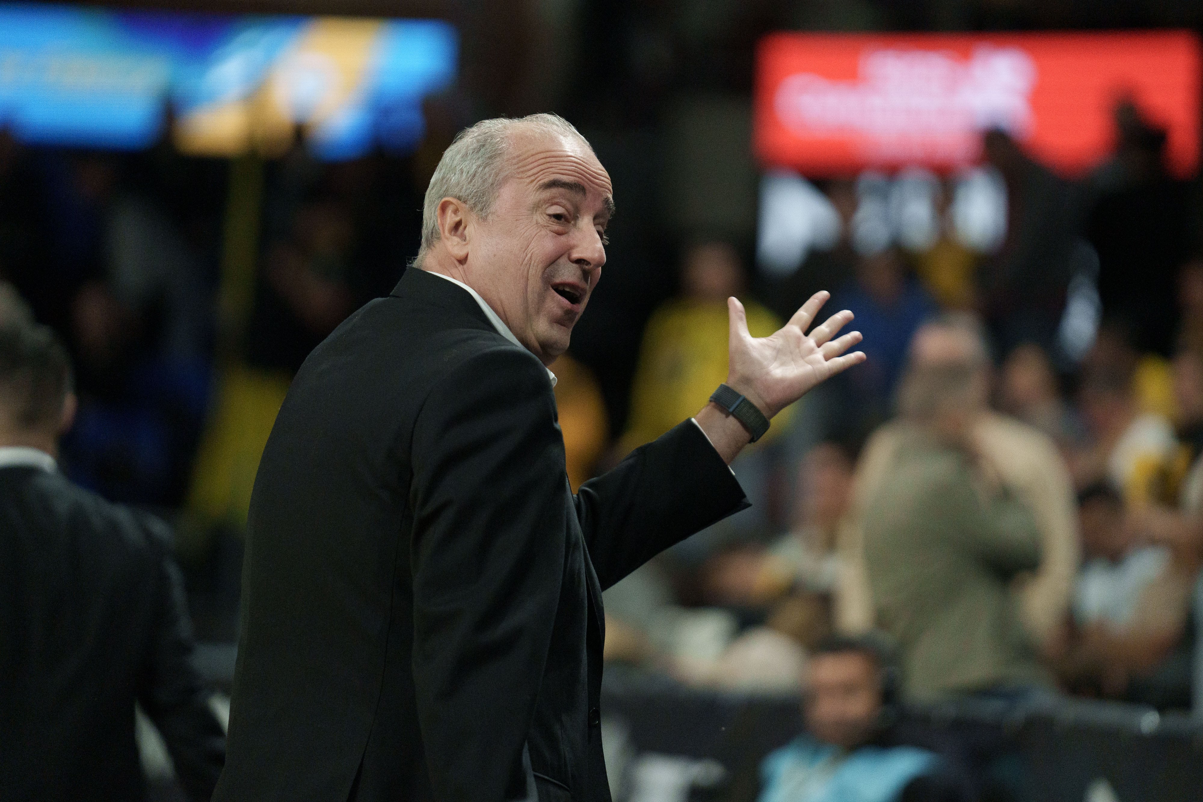 LA LAGUNA (TENERIFE), 28/12/2025.- El entrenador del La Laguna Tenerife, Txus Vidorreta, durante el partido de la Liga Endesa de baloncesto que se disputa entre el La Laguna Tenerife y el Dreamland Gran Canaria este domingo en el Pabellón Santiago Martín de La Laguna (Tenerife) . EFE/Ramón de la Rocha