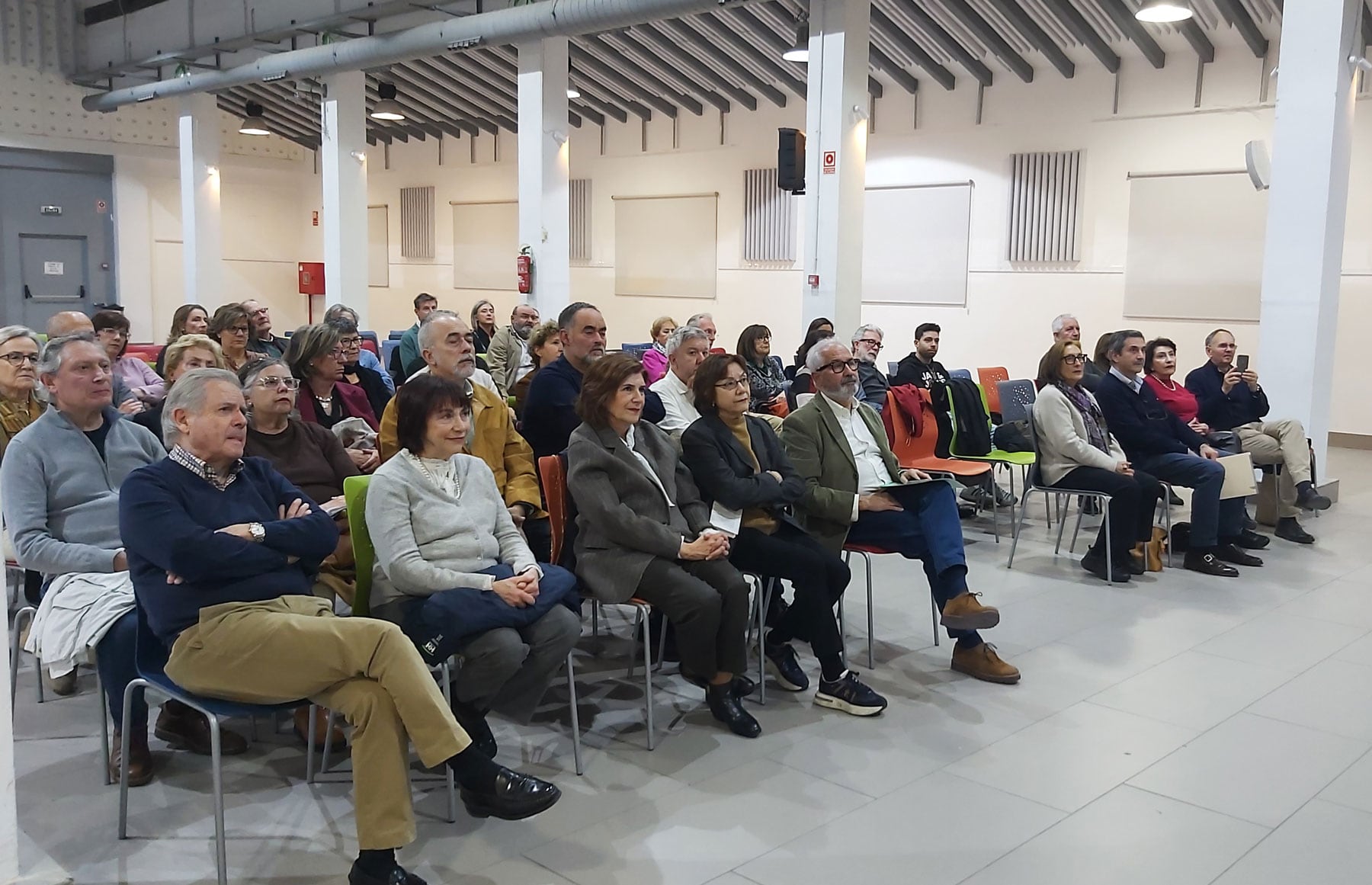 El acto de la mesa redonda ha contado con la presencia de numerosos familiares de Enrique Carbonell