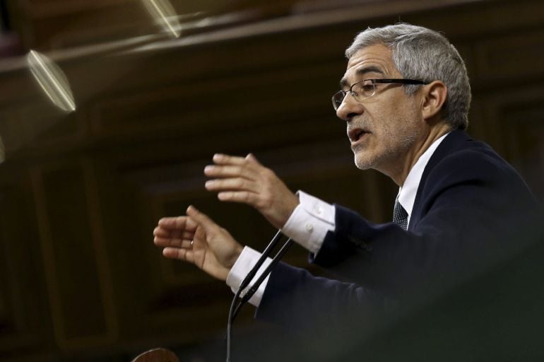 GRA014. MADRID, 30/04/2015.- El portavoz de Justicia de IU en el Congreso, Gaspar Llamazares, durante su intervención hoy en el pleno del Congreso de los Diputados. EFE/Sergio Barrenechea