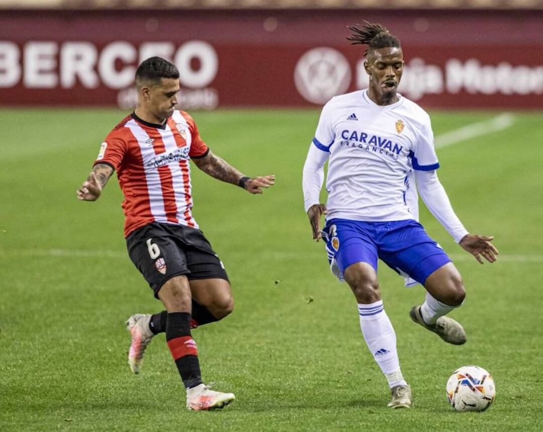 Nano Mesa le disputa el balón a Jair en el partido disputado la temporada pasada en Las Gaunas