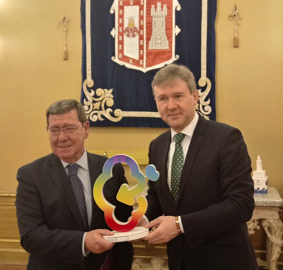 César Rico (izda) y Javier Lacalle, con el logotipo turístico de la provincia