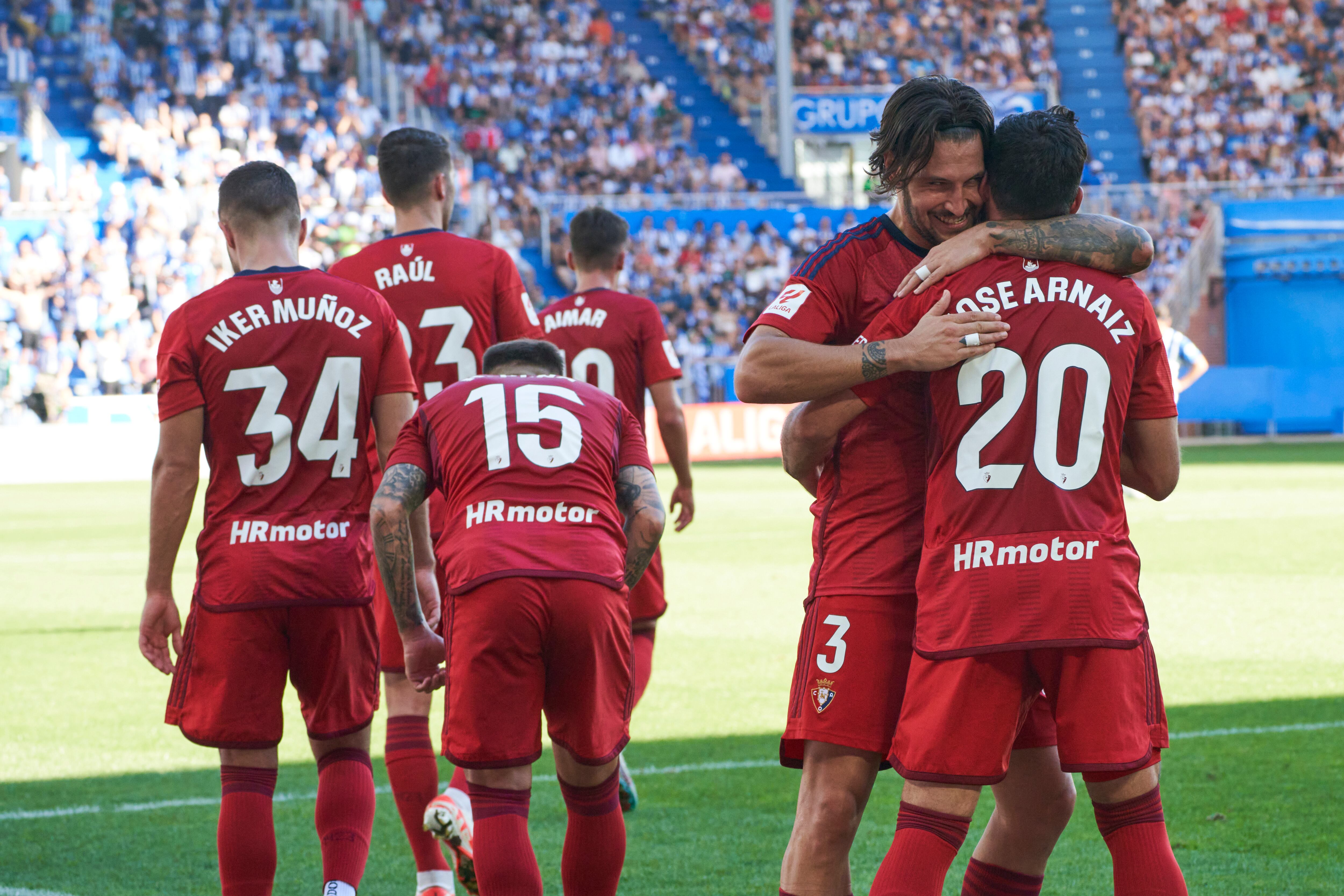 Arnaiz celebra el primer gol de Osasuna ante el Alavés en el partido jugado este domingo en el estadio de Mendizorroza