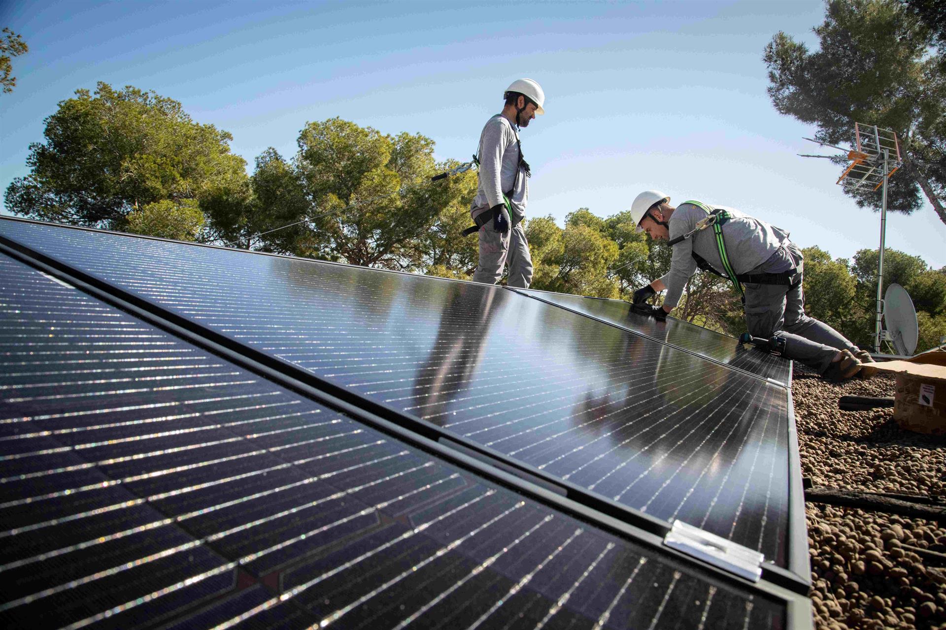 Técnicos instalando placas solares (archivo) - ICF