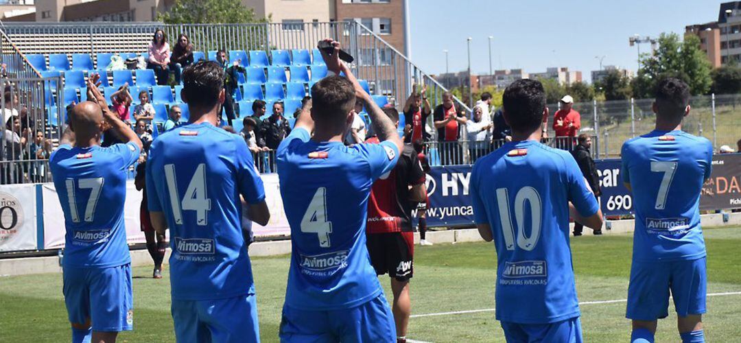 Los jugadores fuenlabreños agradecen a la afición del &#039;Fernando Torres&#039; su apoyo tras el último encuentro liguero.