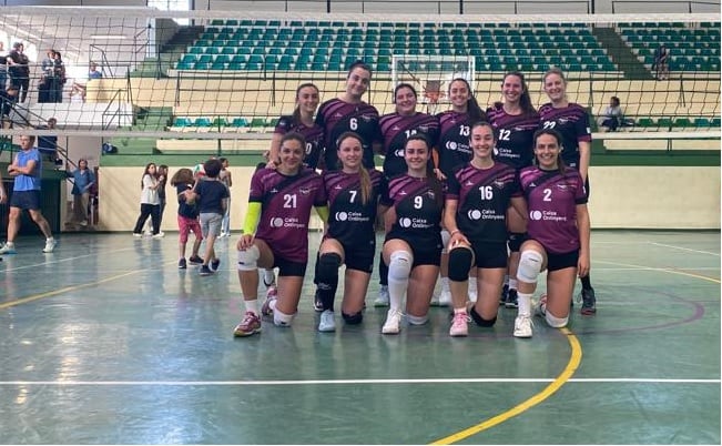 Les jugadores del VAO Sènior Femení després d&#039;aconseguir l&#039;ascens