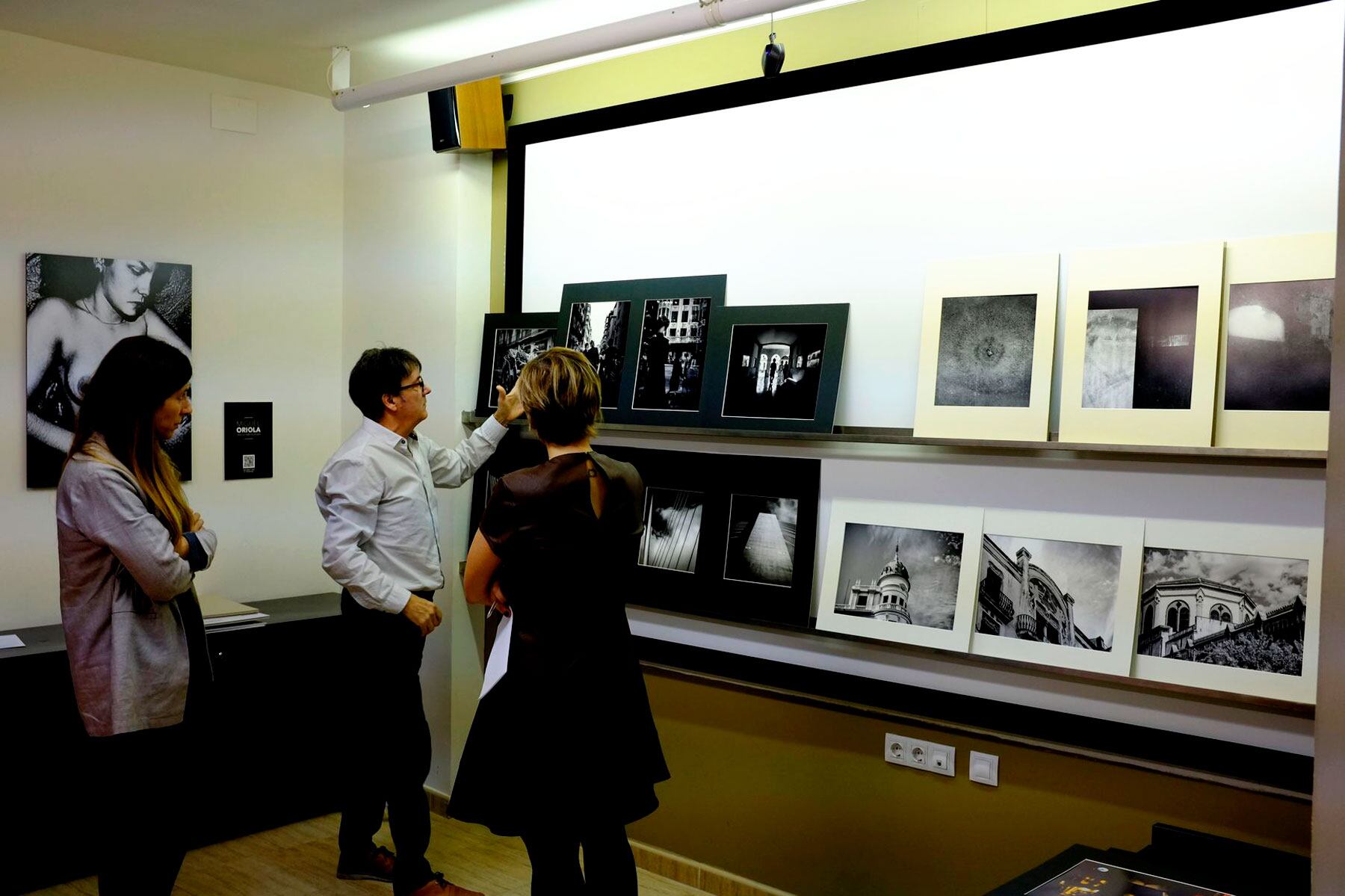 El jurado reunido eligiendo las obras ganadoras de todas las presentadas