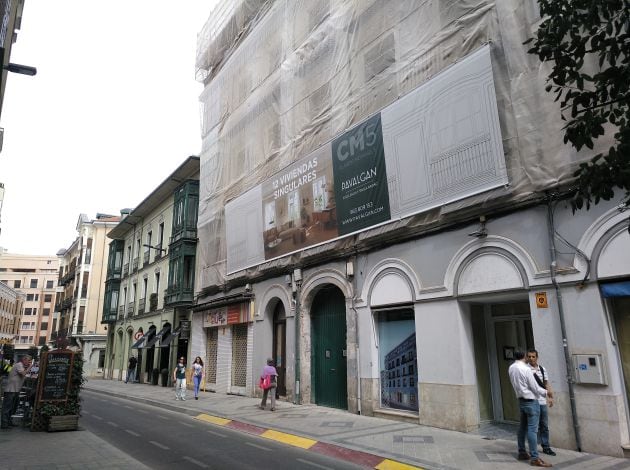 Facha del edificio en rehabilitación donde se ha descubierto la antigua mezquita