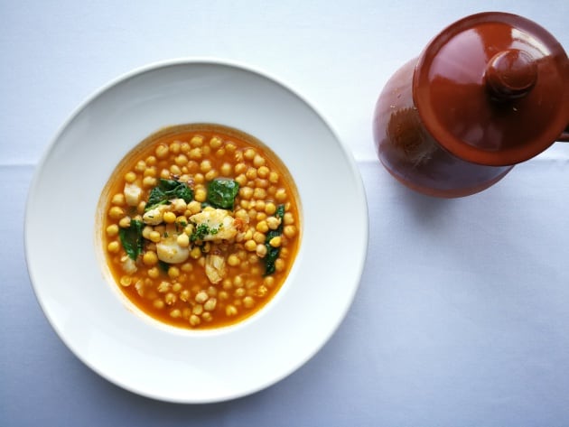 Potaje de garbanzos con espinacas y bacalao.