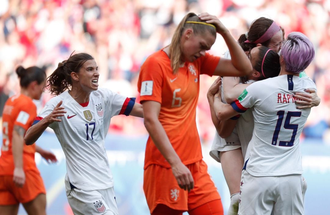 Las jugadoras de Estados Unidos celebran la victoria en el Mundial