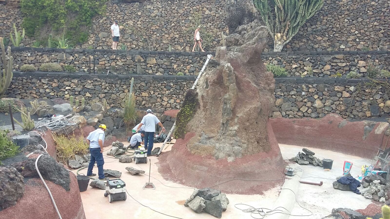 Trabajadores de los CACT en el Jardín de Cactus.