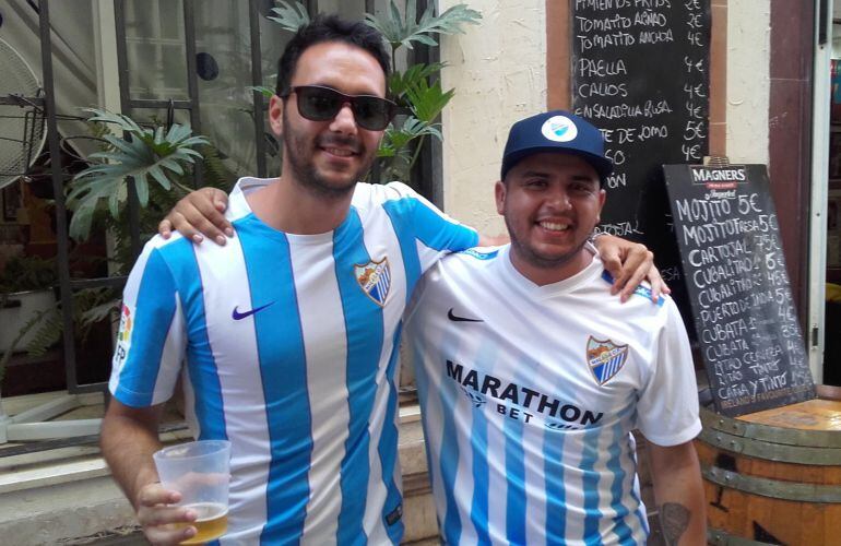 Valeriano y Michael (el &#039;malaguita&#039; americano) lucen la camiseta del Málaga CF