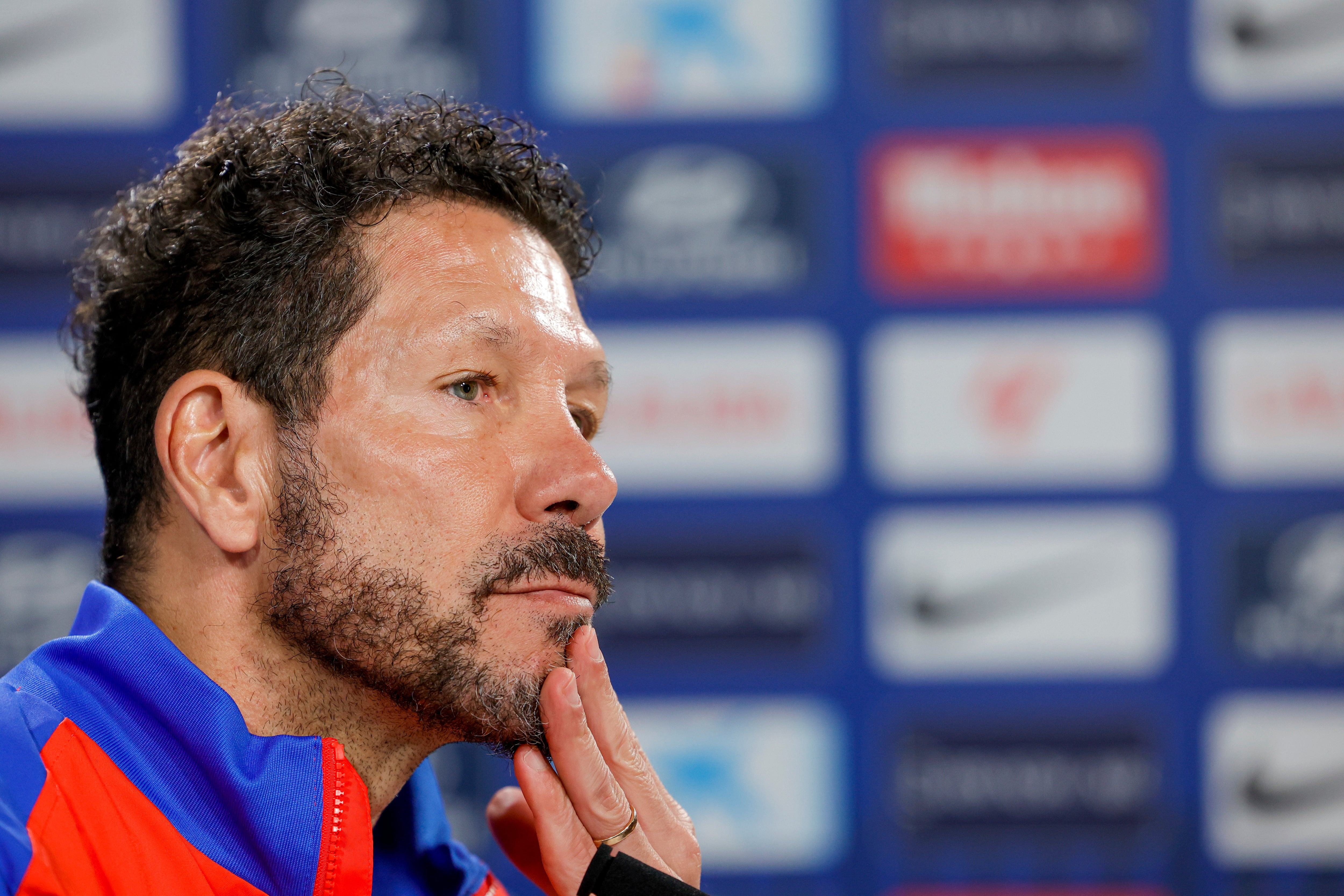 MAJADAHONDA (MADRID), 28/02/2025.-El entrenador del Atlético de Madrid Diego Simeone, este viernes durante la rueda de prensa tras el entrenamiento en la Ciudad Deportiva Atlético de Madrid en Majadahonda, preparatorio del partido de LaLiga de mañana sábado frente al Athletic Club.-EFE/ Zipi Aragón
