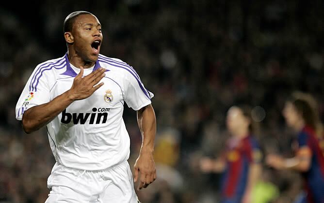 Baptista celebra el gol que le dio los tres puntos al Madrid