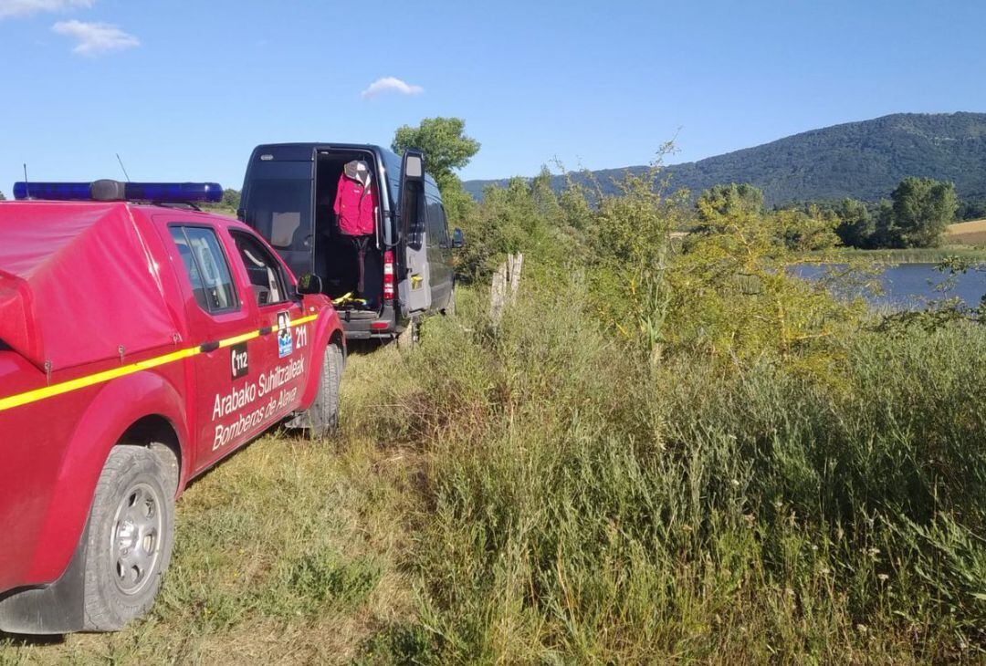 Los bomberos alaveses rescatan el cadá ver de un hombre en una balsa de Langarika en la Llanada alavesa