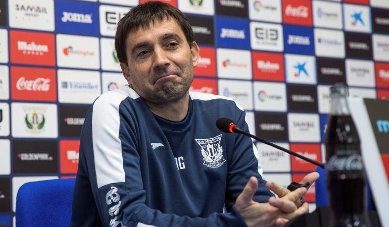 El entrenador del C.D. Leganés, Asier Garitano, durante la rueda de prensa ofrecida en el Estadio municipal de Butarque en Leganés, para hablar del partido de vuelta de las semifinales de la Copa del Rey que disputan frente al Sevilla. 