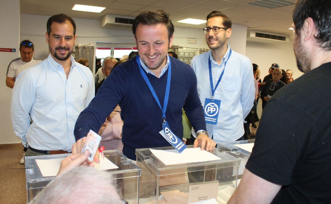 Pablo Ruz votando ayer en Elche