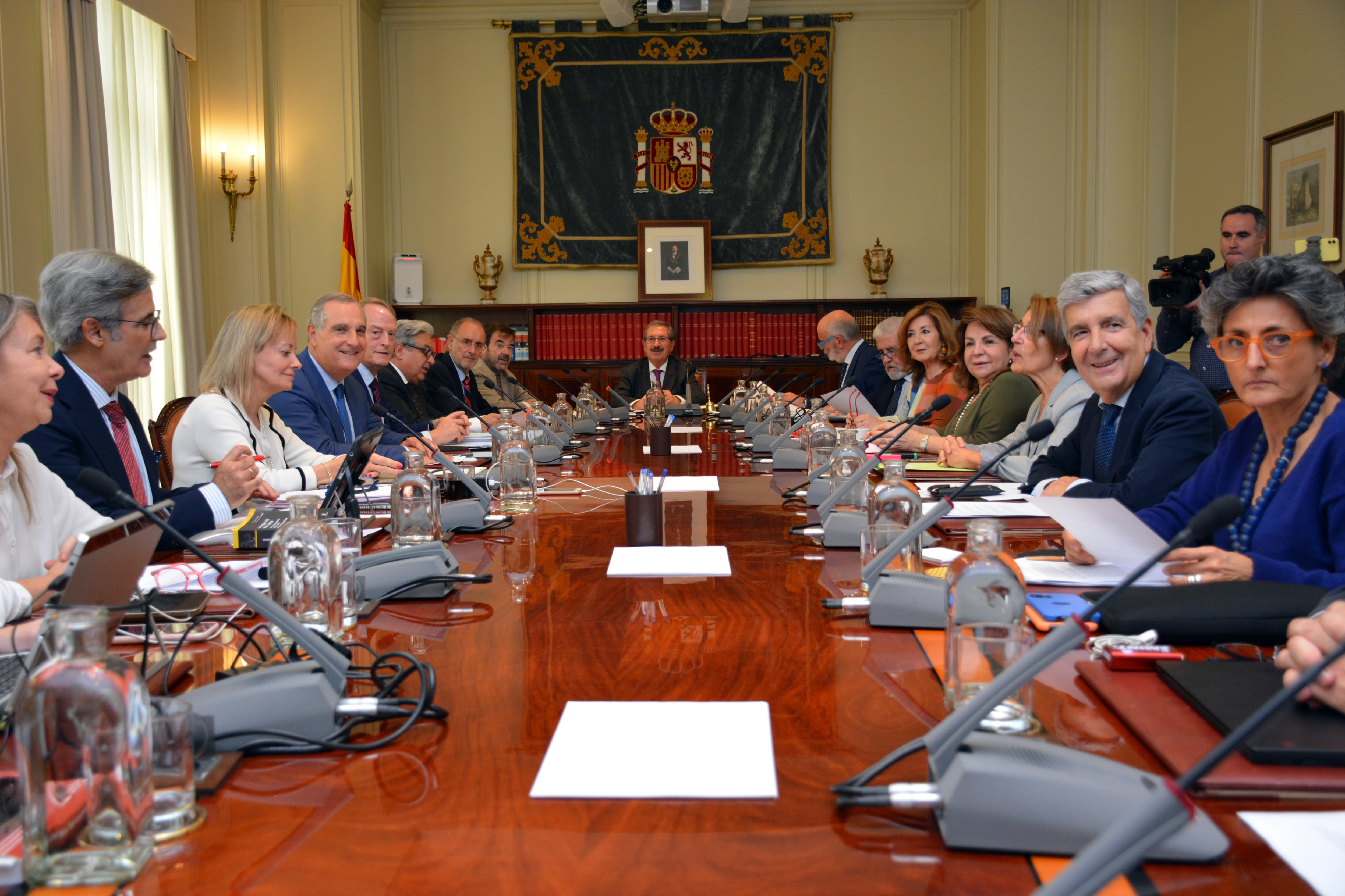 Pleno extraordinario del Consejo General del Poder Judicial (CGPJ), presidido por el vocal Rafael Mozo (c). A la derecha, de azul, la vocal Mar Cabrejas.