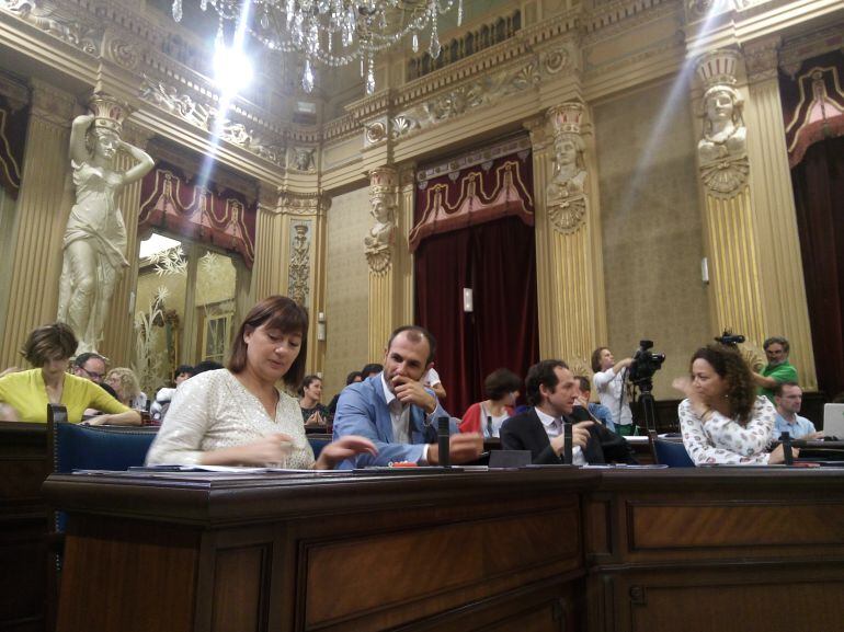 Francina Armengol (Presidenta) y Biel Barceló (Vicepresident y conseller de Turismo) en el Parlament este martes.