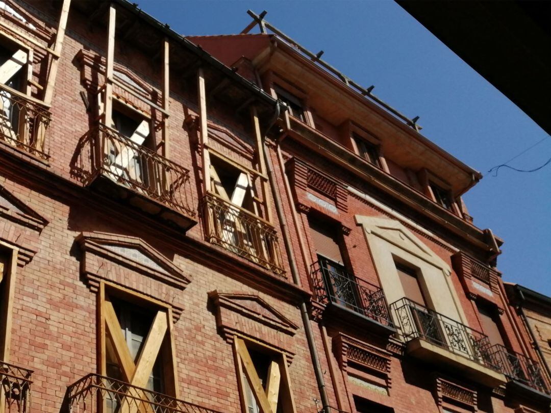 Fachada del edificio número 8 de la Calle de la Rúa