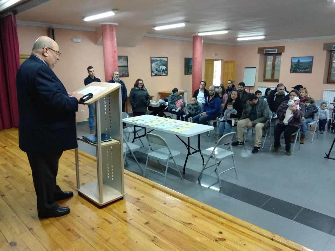 Juan José Gutiérrez en el acto de entrega de cheques-bebé a familias jóvenes de Castrillo de la Vega