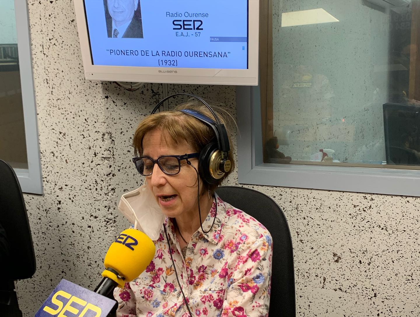 Hermelinda Estévez, matrona, en los estudios de Radio Ourense Cadena SER