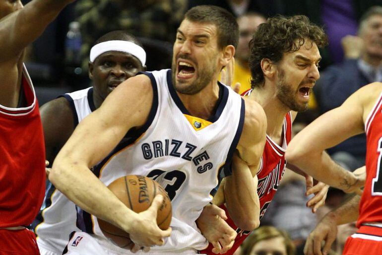 Marc defiende un balón ante Pau