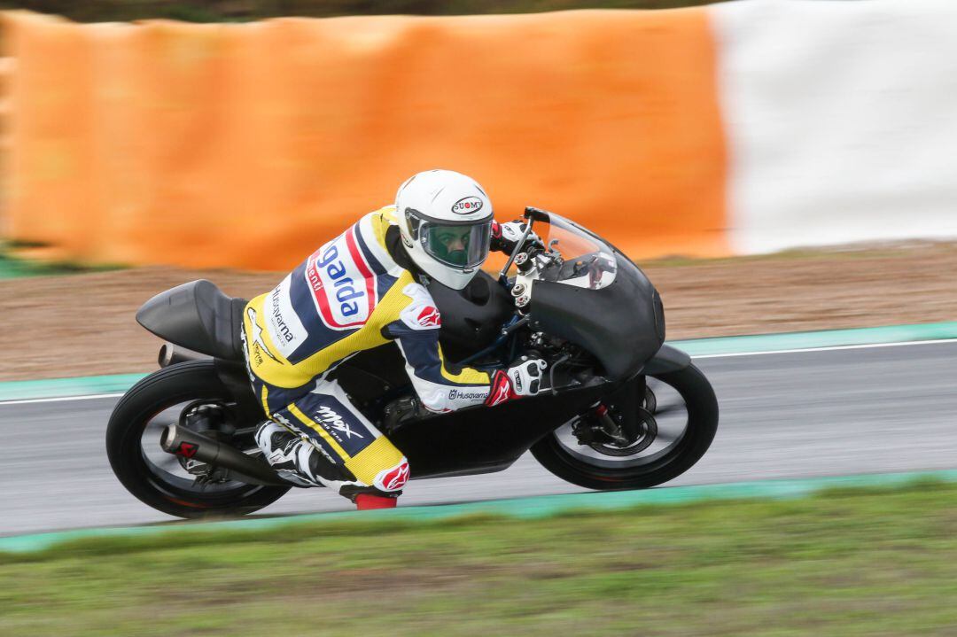 Romano Fenati estrenando bajo la lluvia la Husqvarna del Max Racing Team