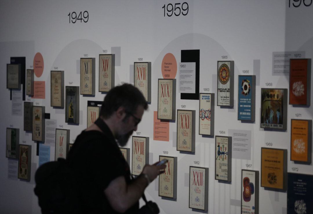 Una persona observa algunas de las piezas que forman parte de la exposición que el Museo San Telmo ha dedicado a la Quincena Musical. 