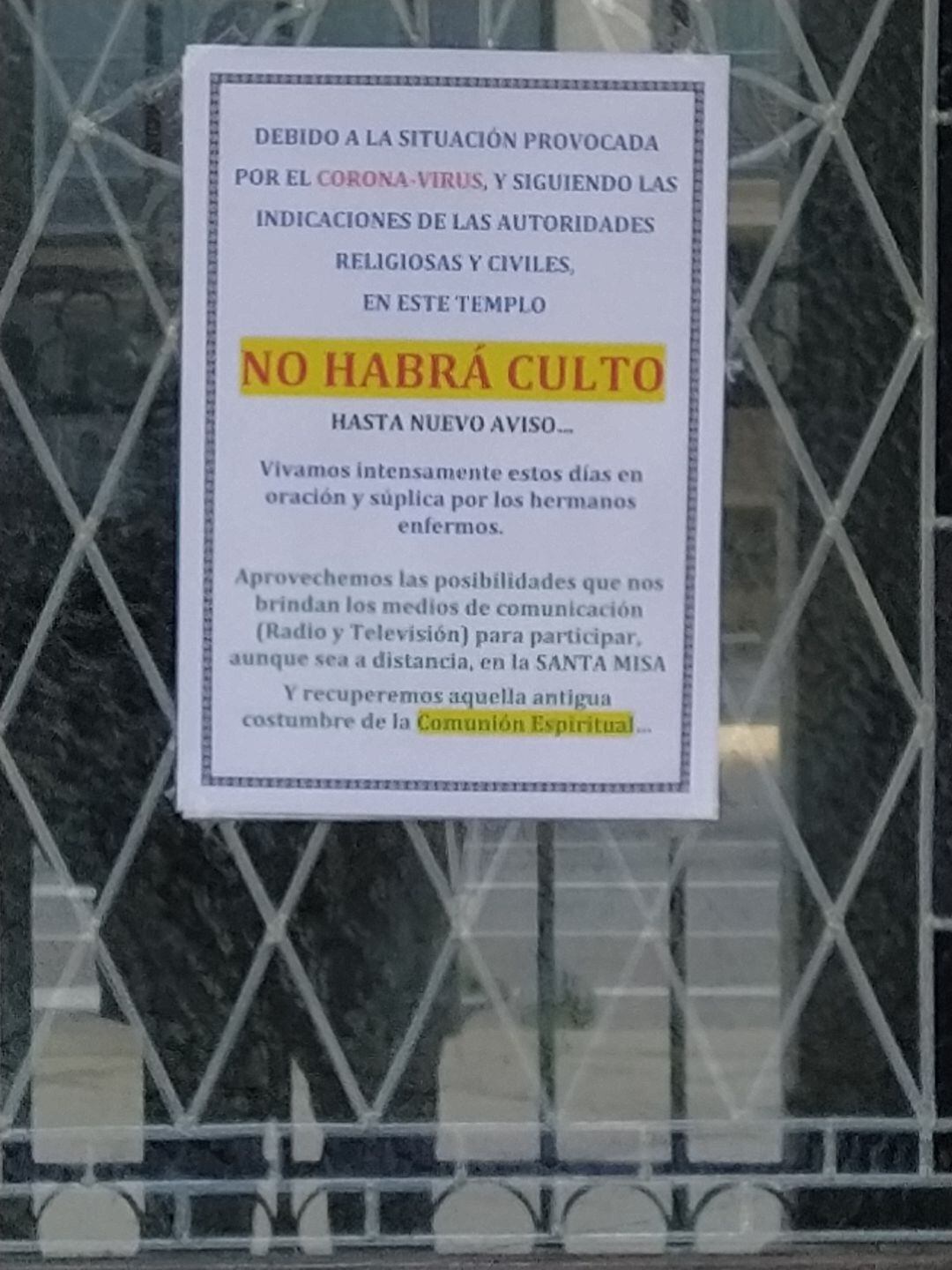 Puerta de la Iglesa Santiago el Mayor en Vigo al arranque del estado de alarma